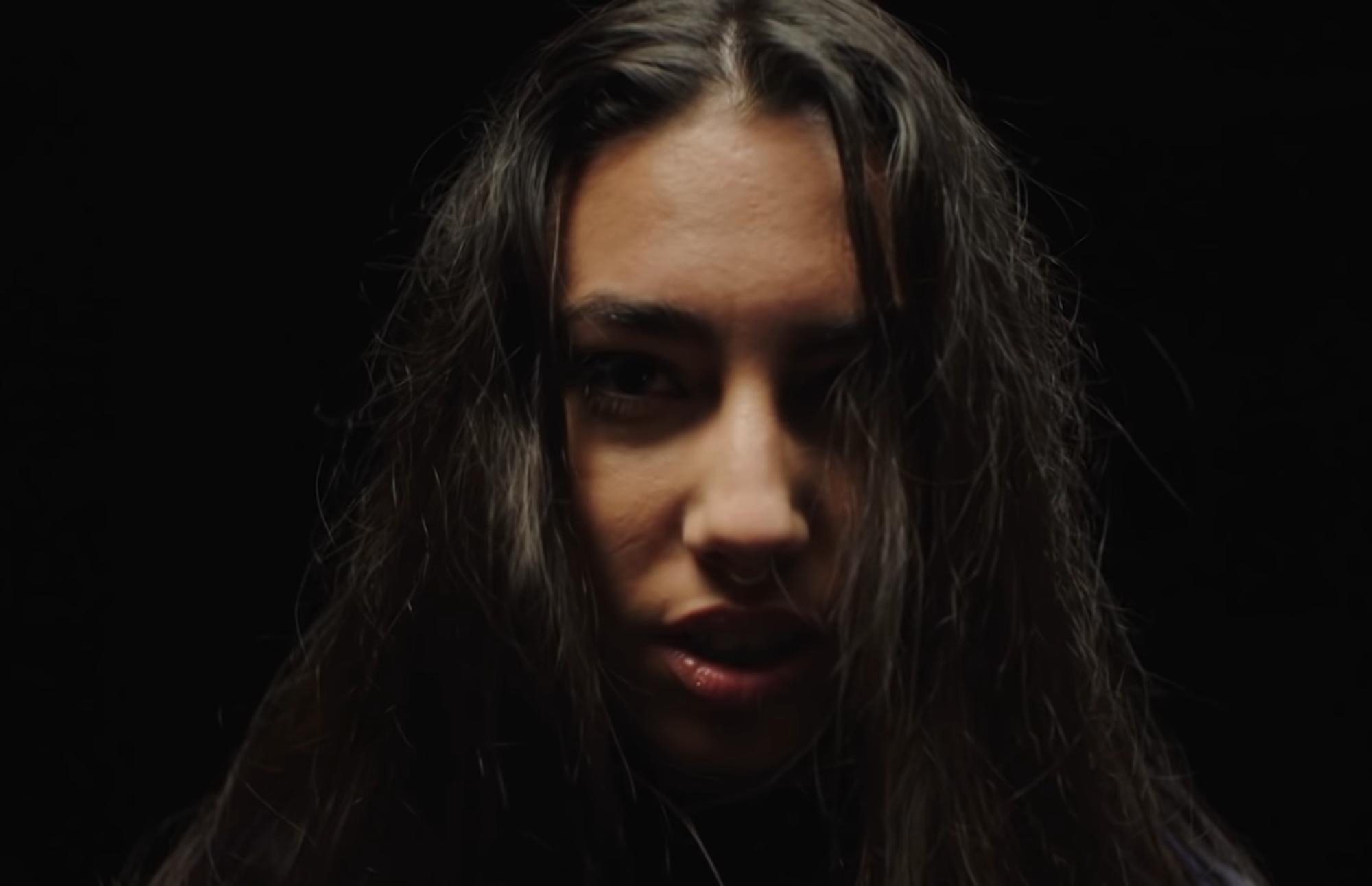 María José Llergo en su nuevo videoclip, ‘Me miras pero no me ves’